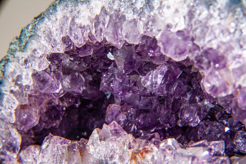  Batu Amethyst: pelajari faedah dan cara menggunakan kristal kerohanian